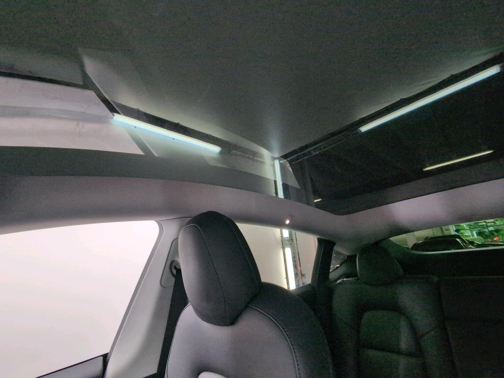 Foto 14 van Tesla Model Y