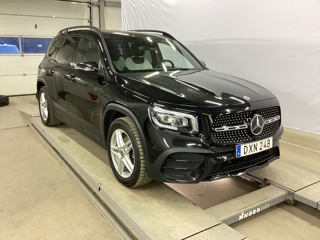 Mercedes-Benz GLB 200 d 4MATIC AMG Line Nightpkt Panorama Drag Adaptivt chassi Adaptivfart 7-sits