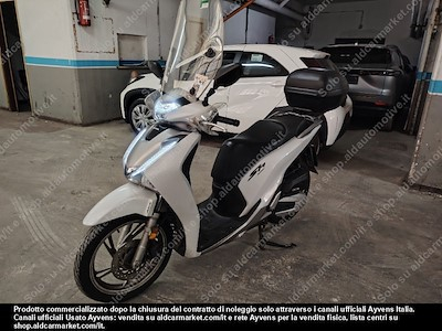 Kúpiť HONDA HONDA SH 125 ABS CON PARABREZZA E BAULETTO Motociclo (Euro 4) na Ayvens Carmarket