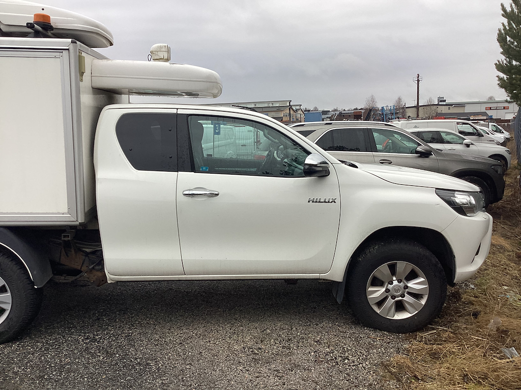 Toyota Hilux Extra Cab 2.4 150hk AWD Webasto Påbyggnad WRECK