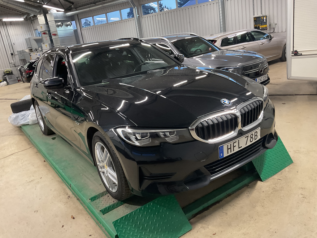 BMW 3 Series 330e Touring 292hk Sport Line Pano