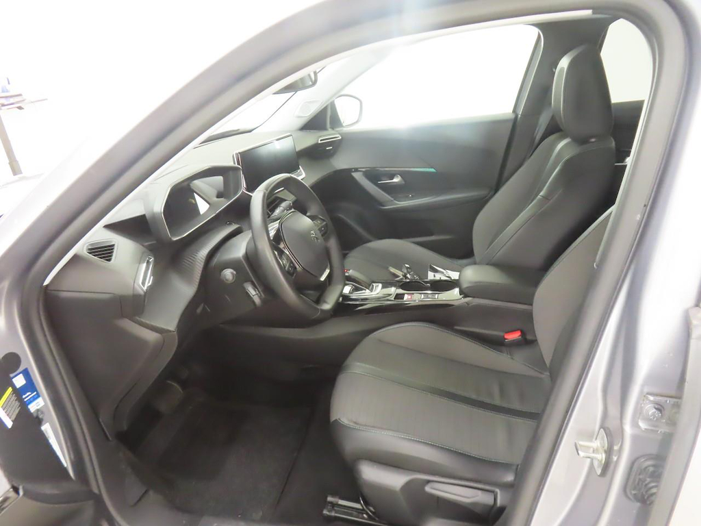 Foto 8 van Peugeot E-2008