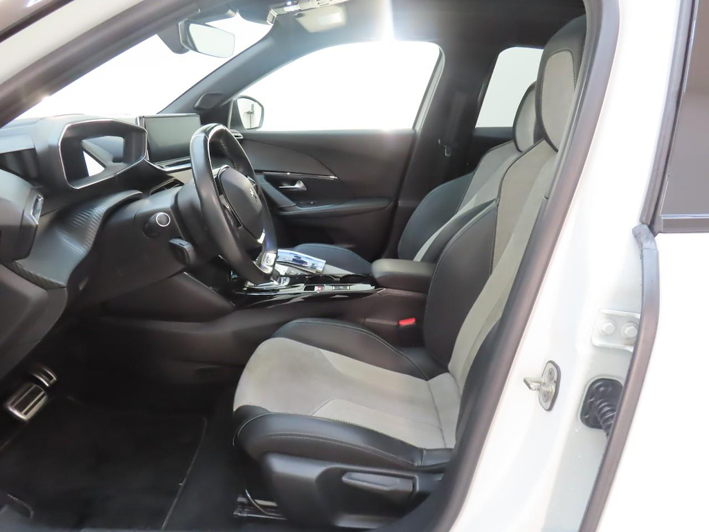 Foto 7 van Peugeot E-2008
