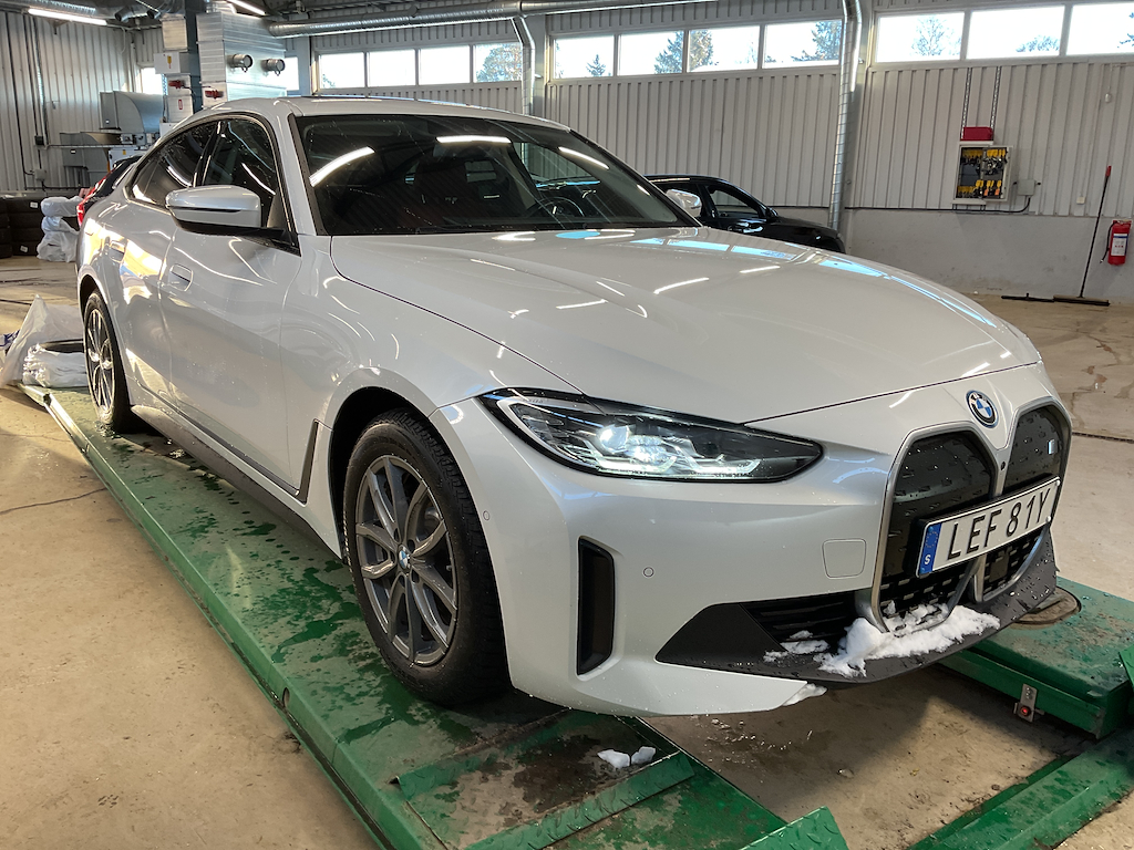 BMW i4 eDrive40 Gran Coupé 83.9kWh Charged Drag Taklucka