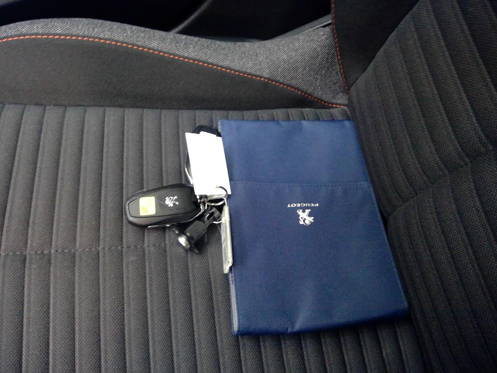 Photo 16 of Peugeot E-208