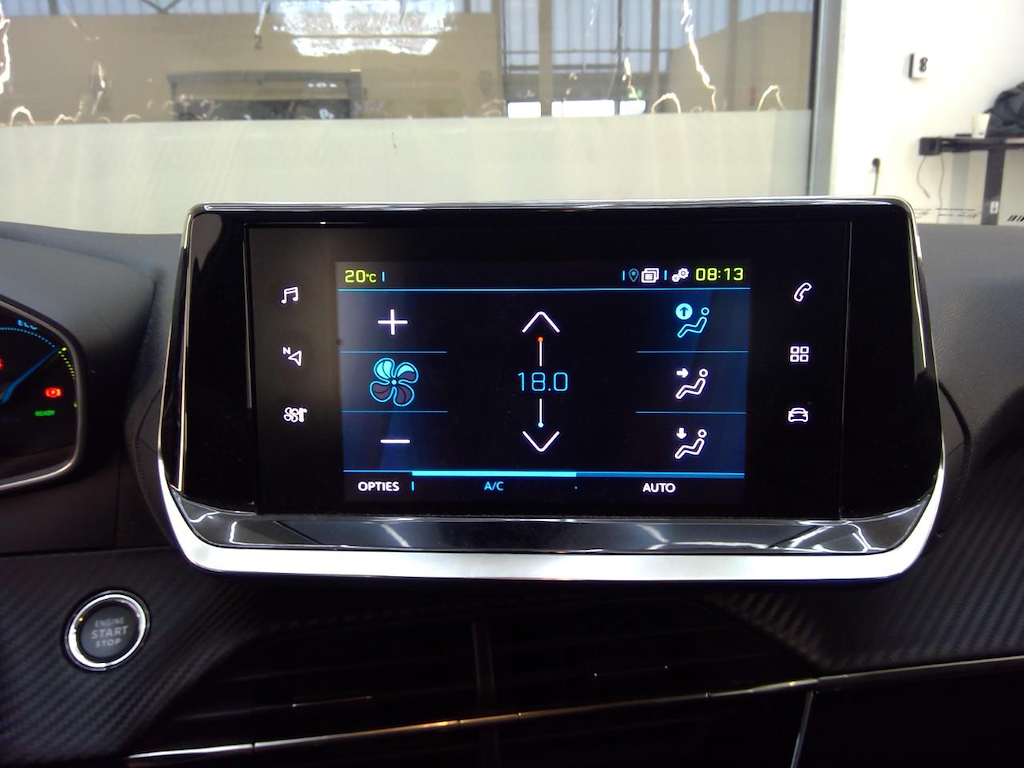 Photo 18 of Peugeot E-208