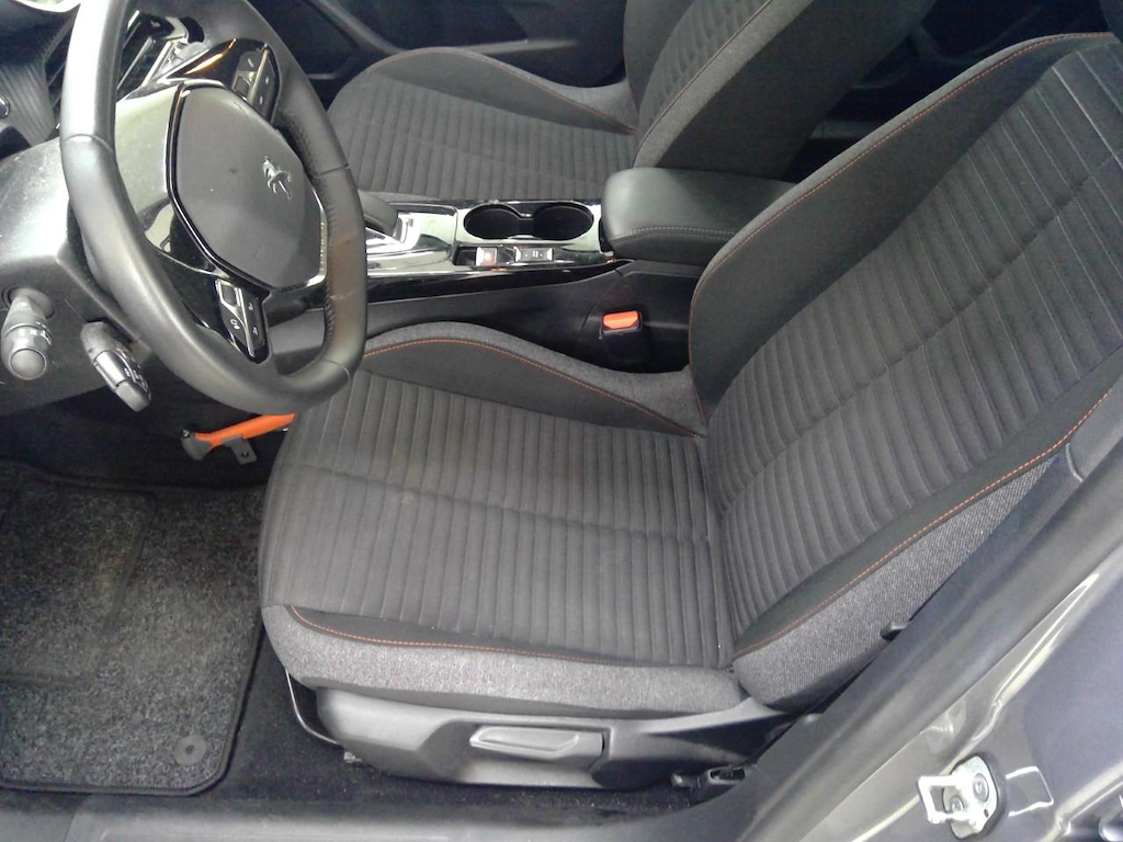 Foto 51 van Peugeot E-2008