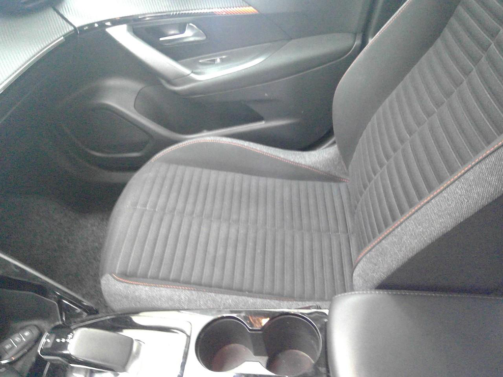 Foto 52 van Peugeot E-2008