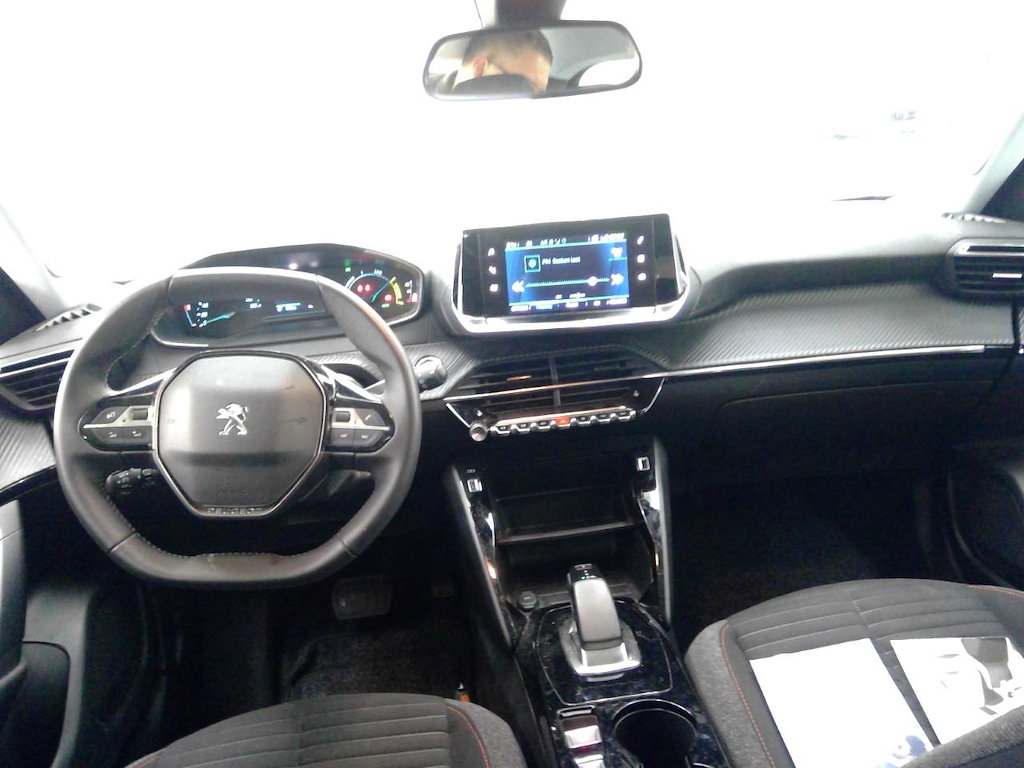 Foto 7 van Peugeot E-2008
