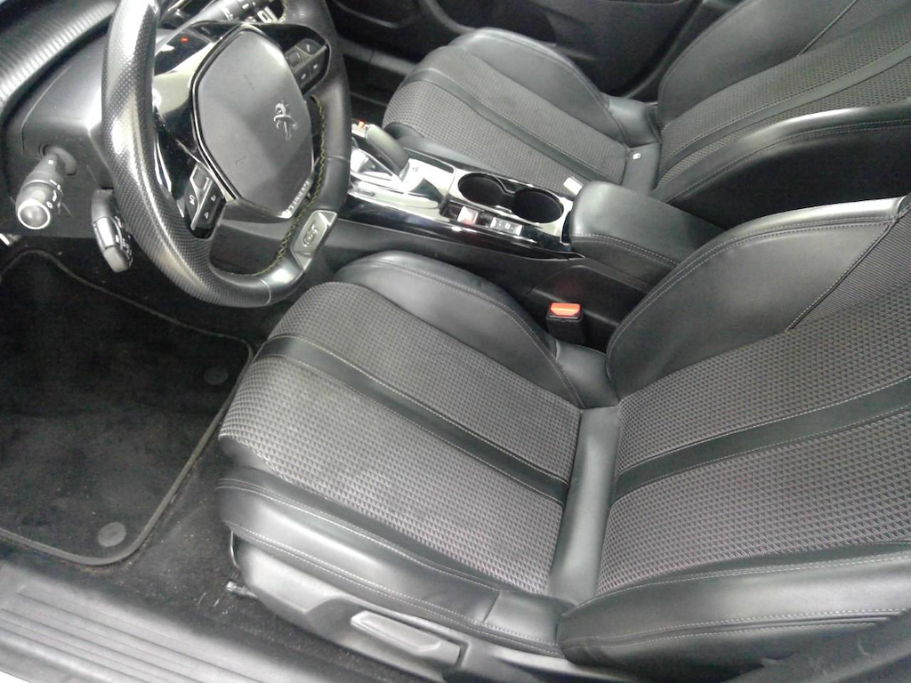 Foto 27 van Peugeot E-2008