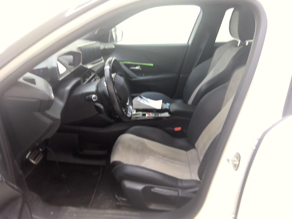Foto 8 van Peugeot E-2008