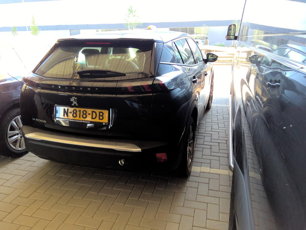 Foto 4 van Peugeot E-2008
