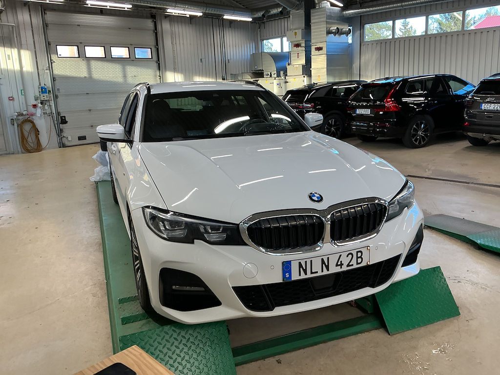 BMW 3 Series 330i xDrive Touring 5-d