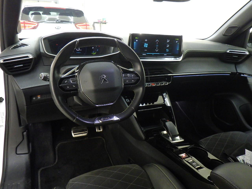 Foto 4 van Peugeot E-2008