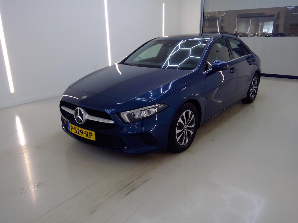 MERCEDES-BENZ A-Klasse Limousine A 180 7G-DCT Business Solution 4d