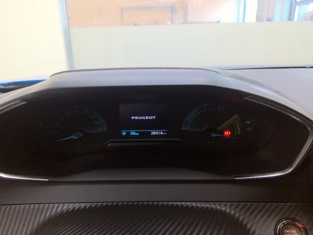Foto 4 van Peugeot E-2008