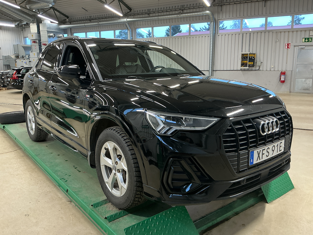 Audi Q3 45 TFSI e 245hk S line Svart optik Evolution